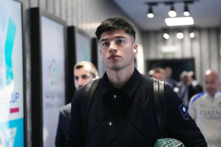 Correa cammina a testa alta