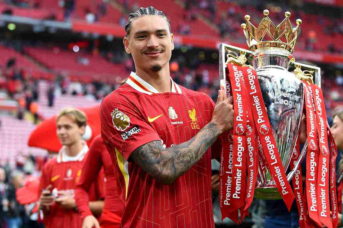 Darwin Nunez con il trofeo della Premier League