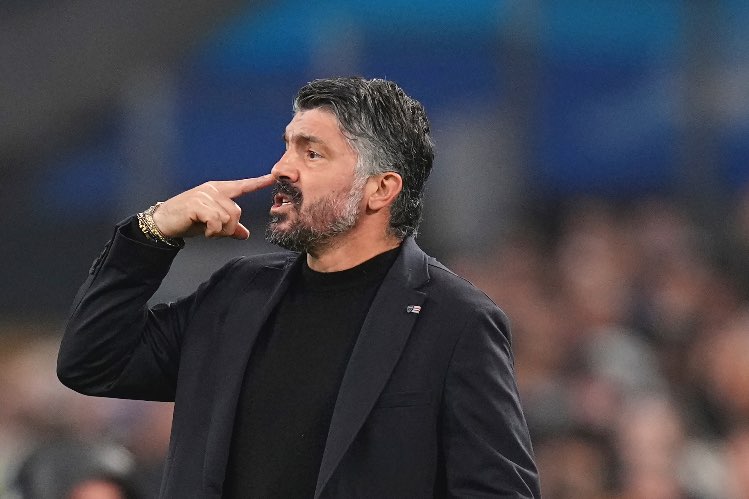 Gattuso indica l'occhio richiamando all'attenzione
