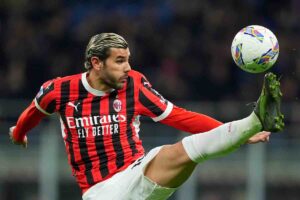 The Hernandez controlla il pallone