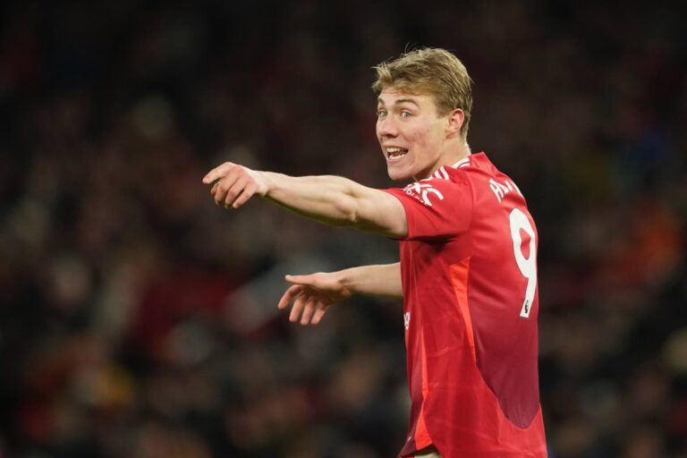 Hojlund indica con la maglia del Manchester United