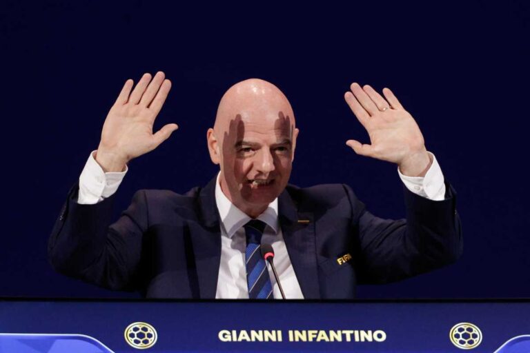 Gianni Infantino con le mani alzate