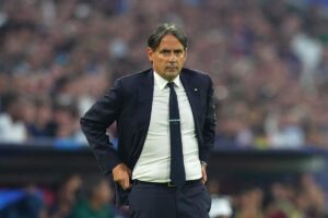 Inzaghi in piedi durante la partita