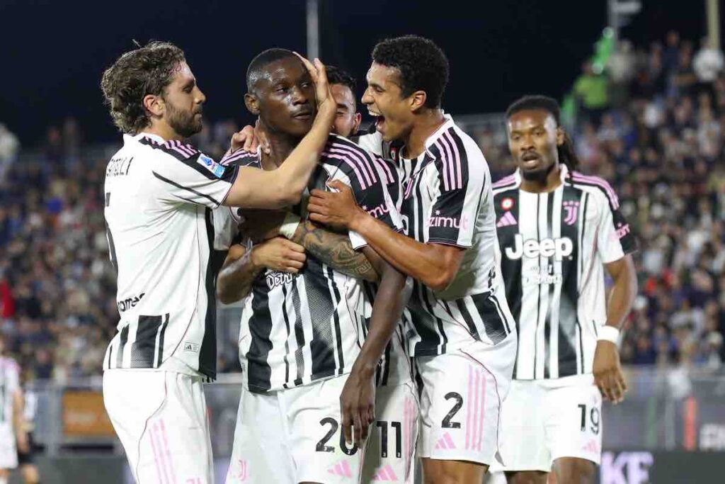 I calciatori della Juventus esultano dopo un gol