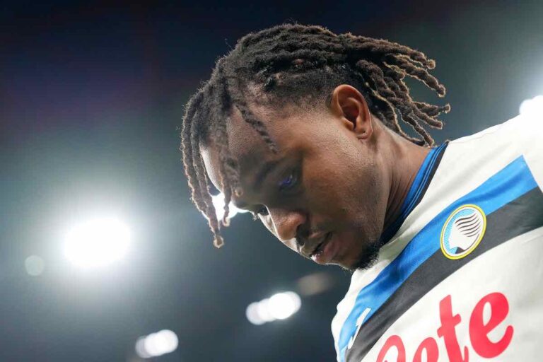 Lookman con la maglia dell'Atalanta