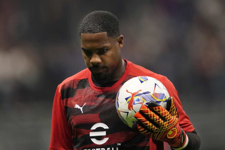 Maignan in azione con la maglia del Milan