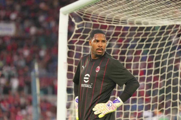 Maignan con le mani sui fianchi