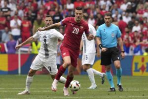 Milinkovic Savic controlla il pallone