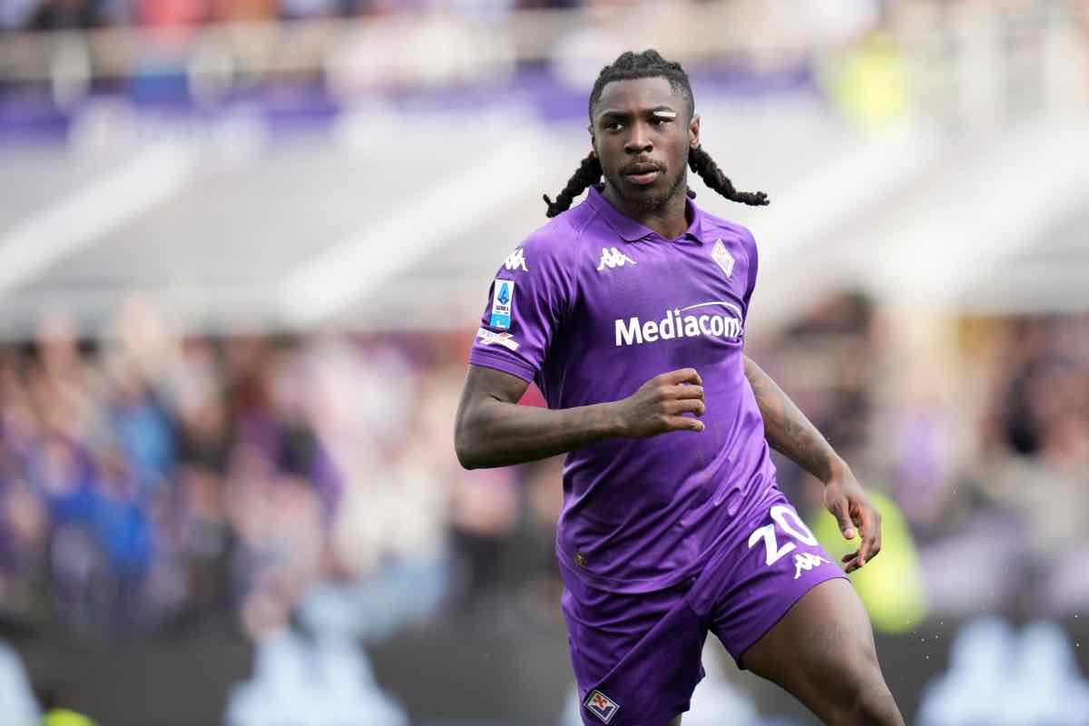 Kean durante le fasi di riscaldamento con la Fiorentina
