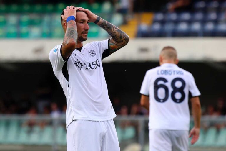 Politano con le mani tra i capelli