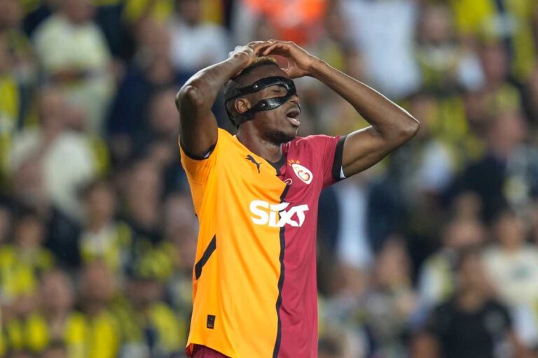 Osimhen si dispera con la maglia del Galatasaray
