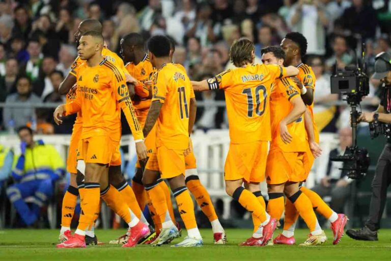 I calciatori del Real Madrid esultano dopo un gol