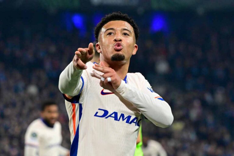 Sancho esulta con il Chelsea