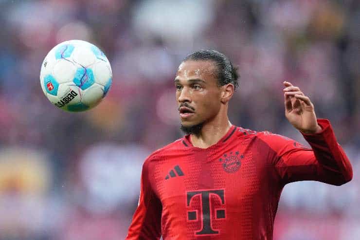 Leroy Sané controlla il pallone