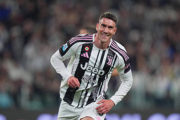 Vlahovic esulta dopo un gol con la Juventus