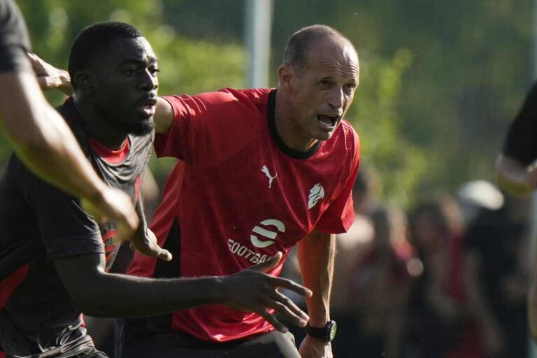 Allegri dà la carica ai giocatori del Milan in allenamento