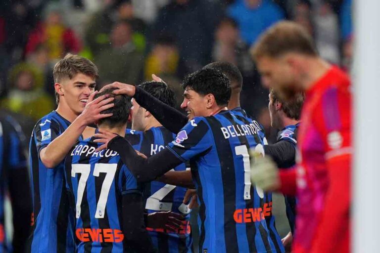 L’Atalanta festeggia dopo un gol