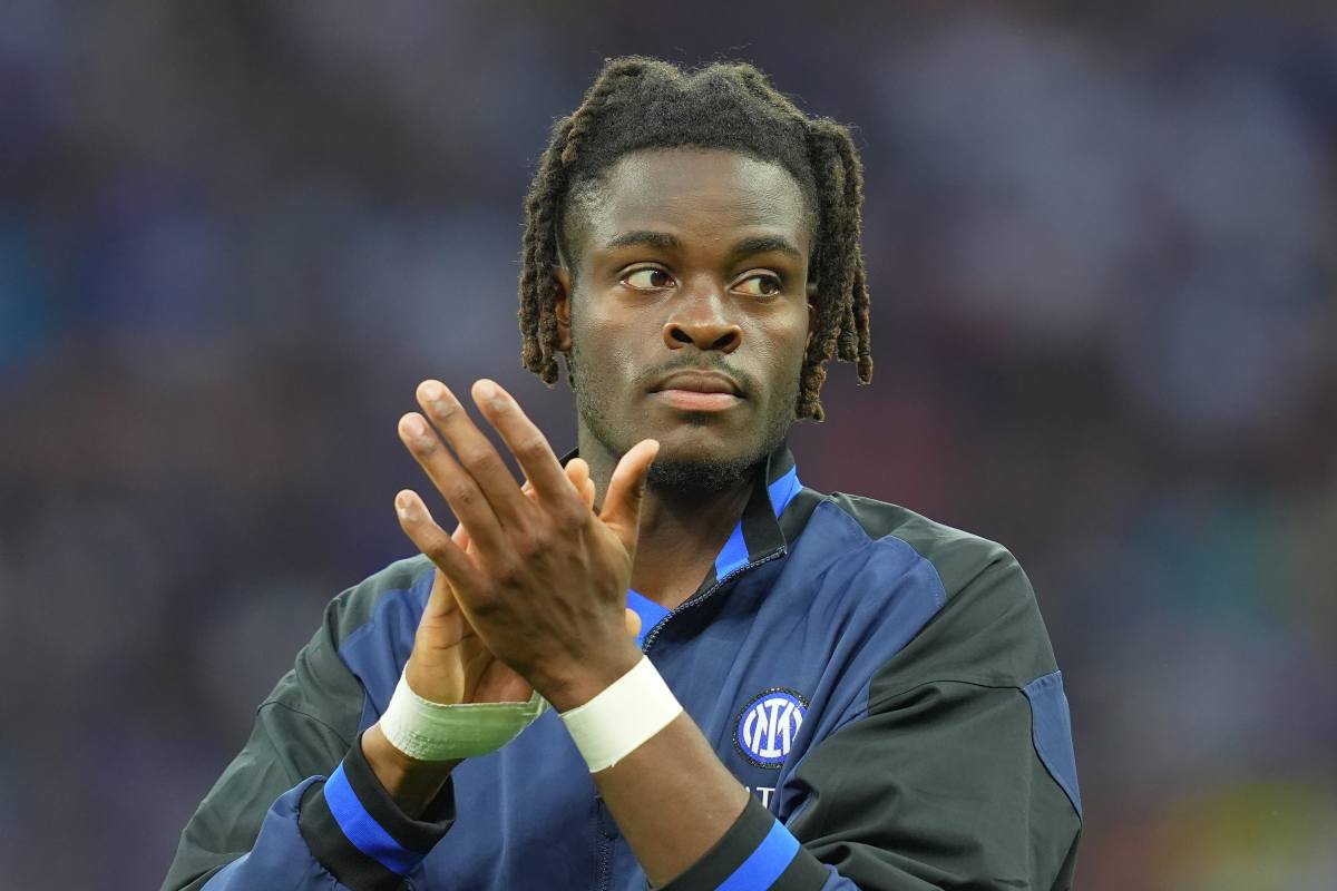 Yann Aurel Bisseck saluta
