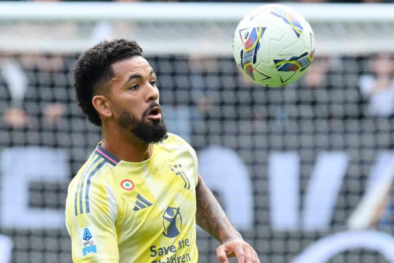 Douglas Luiz in azione con la maglia della Juventus