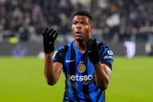 Dumfries dell'Inter, con espressione spiazzata