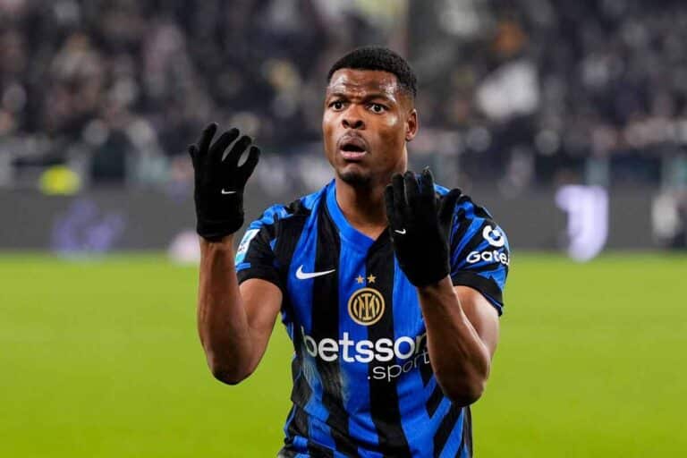 Dumfries dell&#039;Inter, con espressione spiazzata