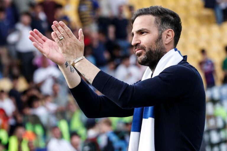 Cesc Fabregas applaude