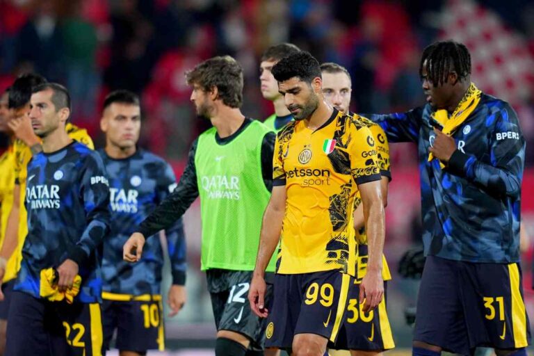 I giocatori dell'Inter escono dal campo