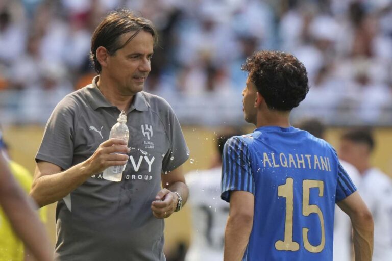 Inzaghi sorride con un calciatore