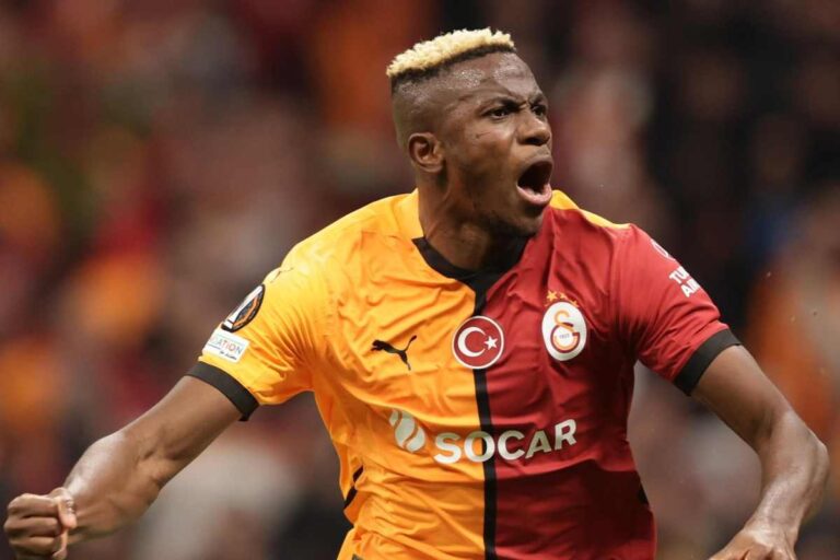 Osimhen festeggia dopo un gol