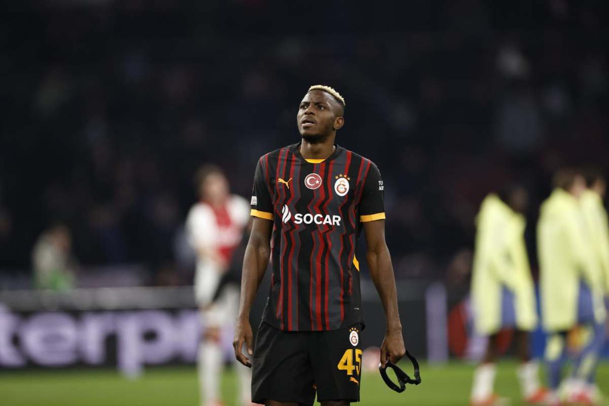 Osimhen guarda in alto in campo