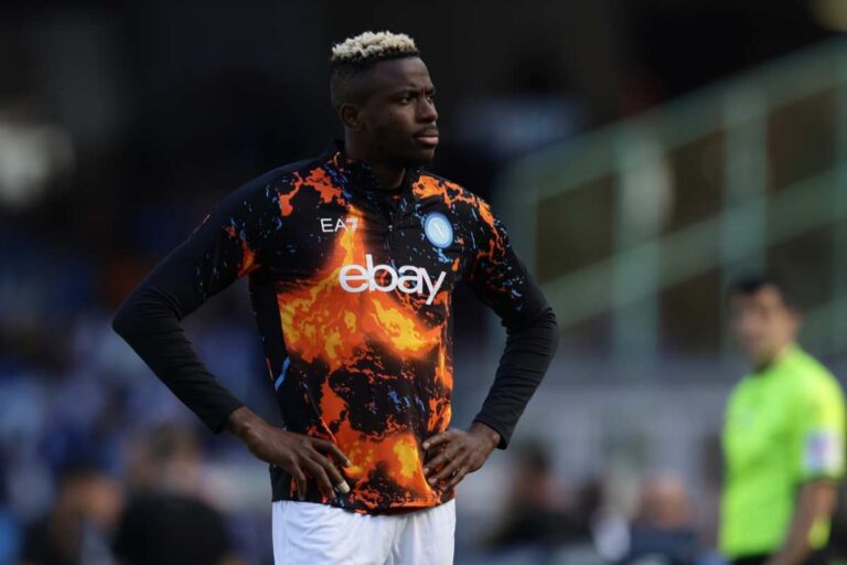 Osimhen con le mani sui fianchi