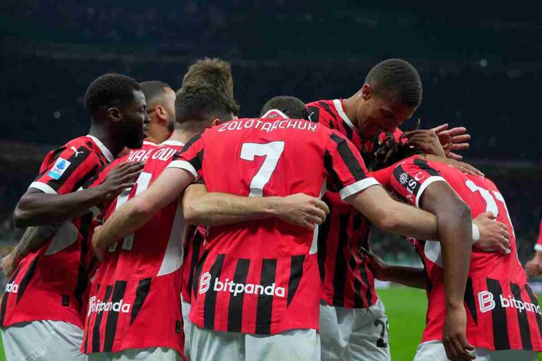 I giocatori del Milan si abbracciano
