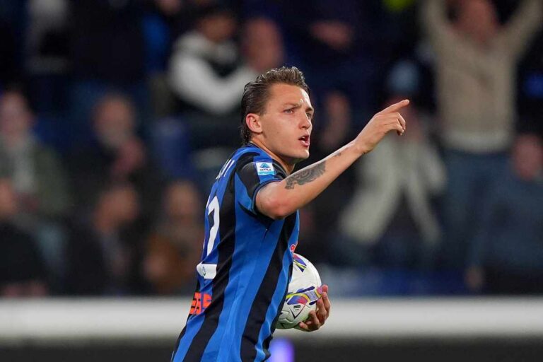 Retegui festeggia dopo un gol