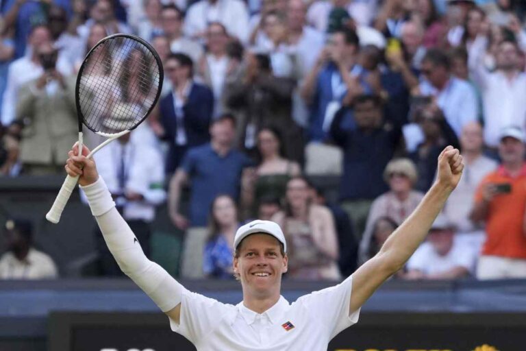 L'esultanza di Sinner a Wimbledon