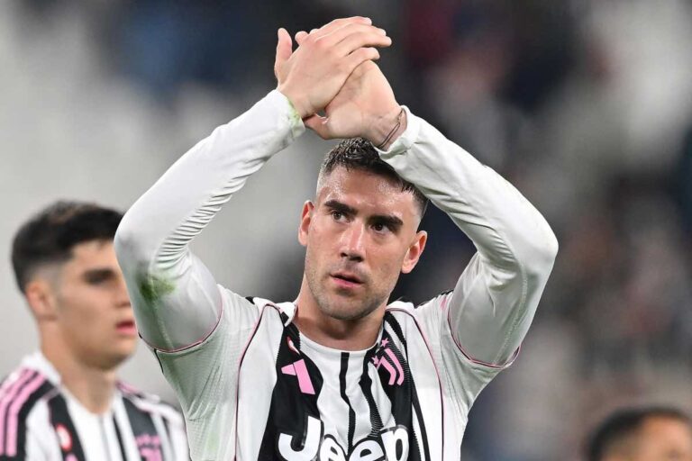 Dusan Vlahovic saluta i tifosi