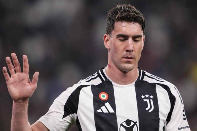 Vlahovic saluta, serio