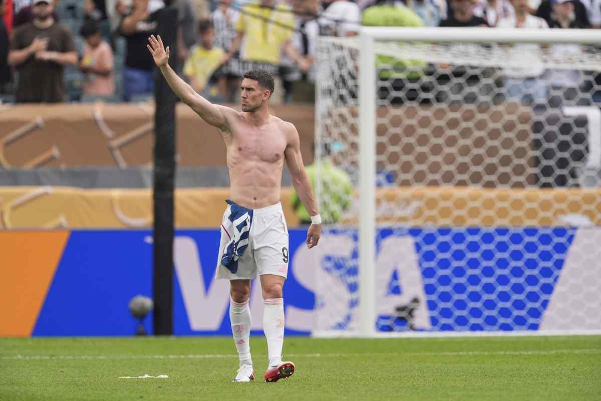 Vlahovic saluta in campo