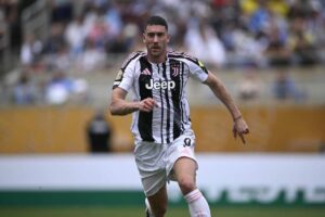 Vlahovic corre in campo