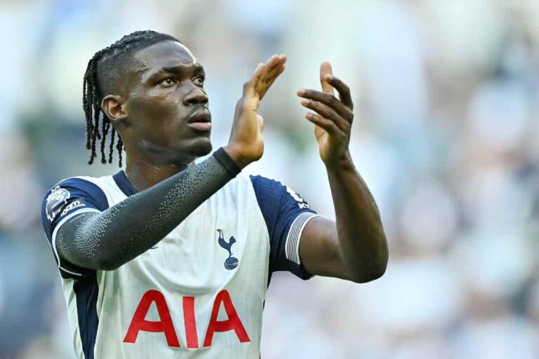 Bissouma con la maglia del Tottenham