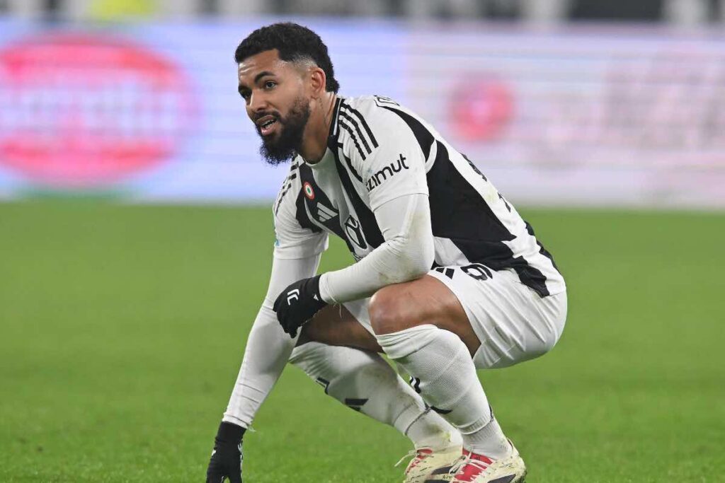 Douglas Luiz con la maglia della Juventus