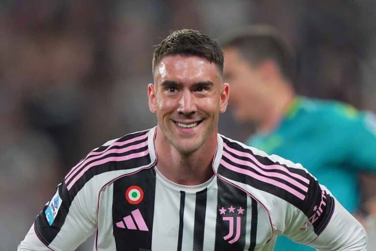 Vlahovic festeggia dopo un gol