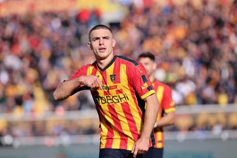 Krstovic esulta dopo un gol