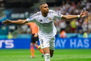 Primo piano di Mbappè mentre esulta durante una partita