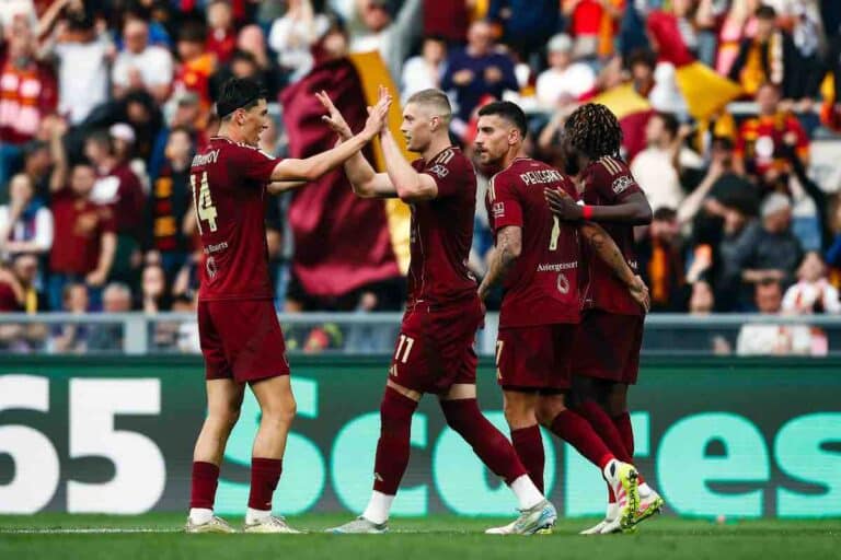 Calciatori della Roma esultano dopo un gol