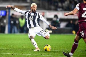 Douglas Luiz con la maglia della Juve