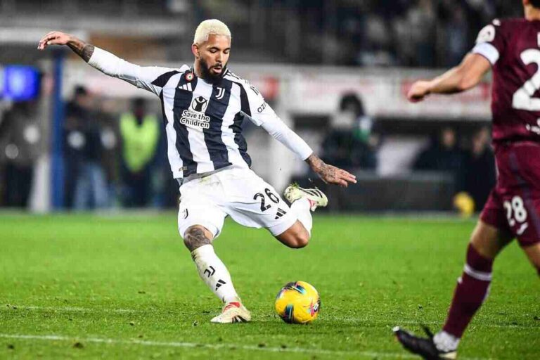 Douglas Luiz con la maglia della Juve