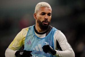 Douglas Luiz durante le fasi di riscaldamento