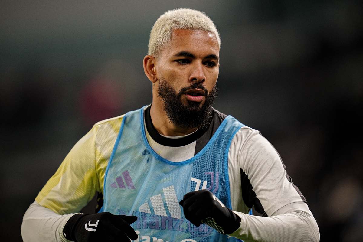 Douglas Luiz durante le fasi di riscaldamento