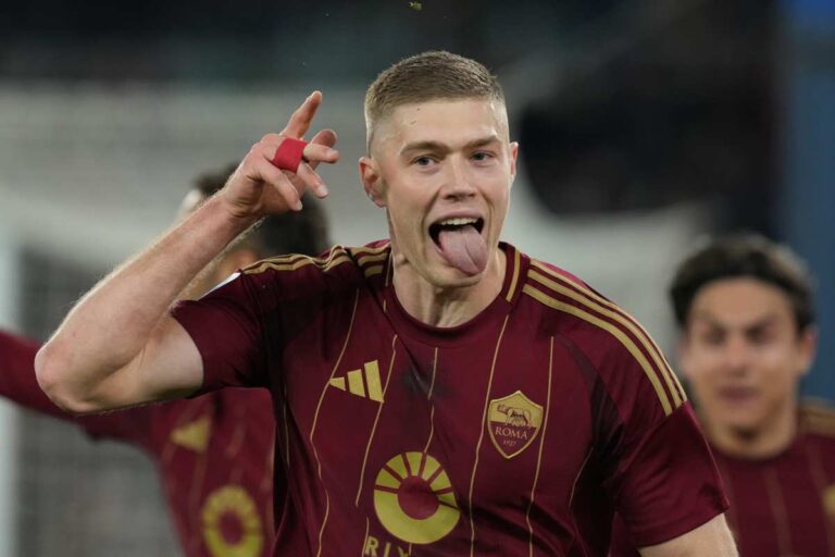 Dovbyk festeggia dopo un gol con la maglia della Roma