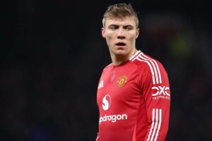 Hojlund in azione con la maglia del Manchester United
